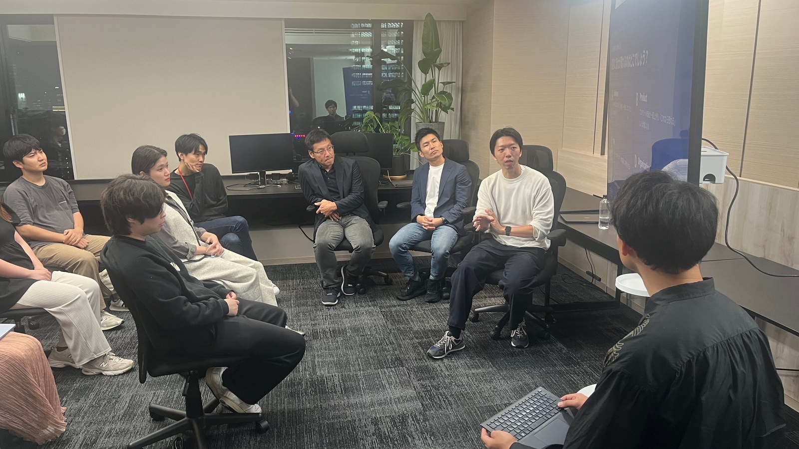 Open Office Day #2 の会場で対話する登壇者と参加者